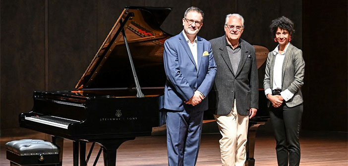 De gauche à droite : Olivier Godin, directeur artistique de la Salle Bourgie; Pierre Bourgie, Président du Conseil d’administration de la Fondation Arte Musica, Caroline Louis, directrice générale de la Salle Bourgie (Photo provenant du MBAM)