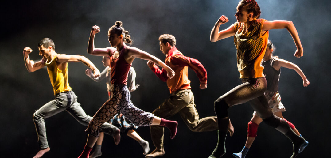 Un moment de SwanLakes par Hofesh Shechter Crédit photo : Jeannette Bak 