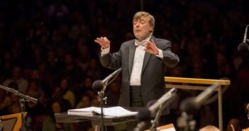 Sir Andrew Davis conducts/Photo: Todd Rosenberg