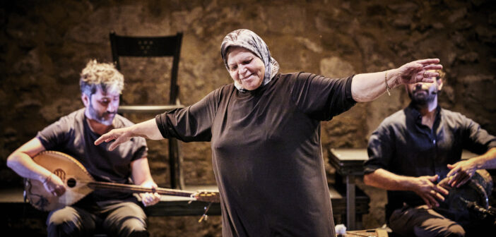 Laila Chahrour, Abed Kobeissy et Ali Hout dans Du temps où ma mère racontait. Crédit photo :Christophe Raynaud de Lage