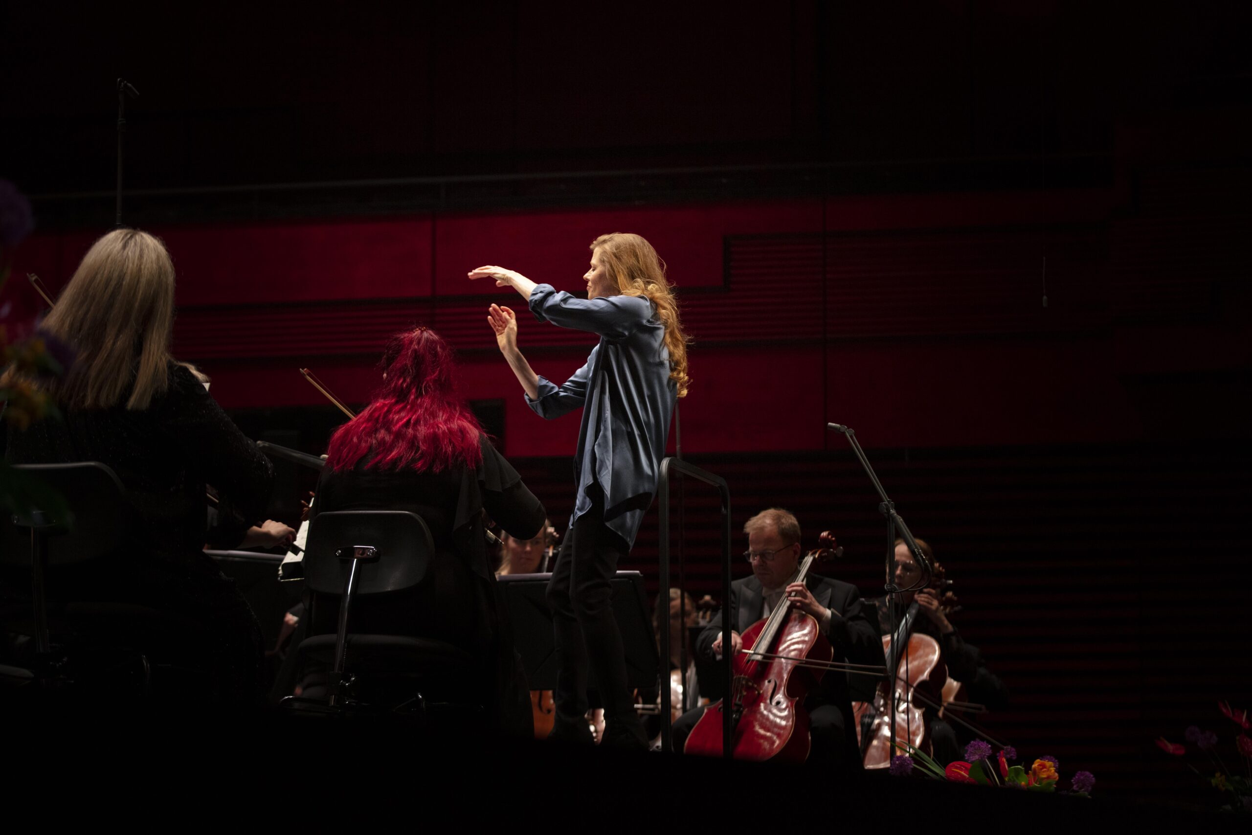 Barbara Hannigan and the Iceland Symphony Orchestra, Photo by Leifur Wilberg