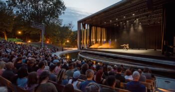 Le Théâtre de Verdure, qui a été rénové en 2022, offre une programmation éclectique au cœur du parc La Fontaine. Crédit photo: Ville de Montréal.