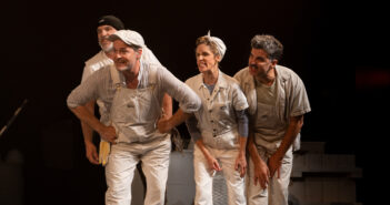 Les interprètes Stéphane Archambault, Elizabeth Duperré, Sylvain Marcel et David Savard interprètent différentes facettes du gars de La Shop. Photo : Yvon Deschamps raconte La Shop.