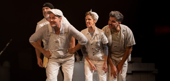 Les interprètes Stéphane Archambault, Elizabeth Duperré, Sylvain Marcel et David Savard interprètent différentes facettes du gars de La Shop. Photo : Yvon Deschamps raconte La Shop.