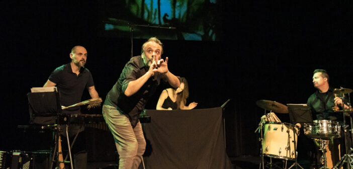 Jocelyn Sioui et les musiciens Luzio Altobelli, Bertil Schulrable et, au Théâtre de sable, Catherine Gignac Crédit photo : Caroline Rousseau Merveillie