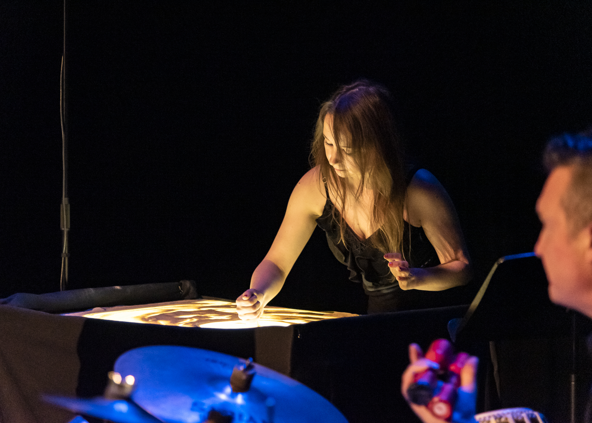 Catherine Gignac au Théâtre de sable et Bertil Schulrable à la batterie et aux cymbales. Crédit photo : Caroline Rousseau Merveillie