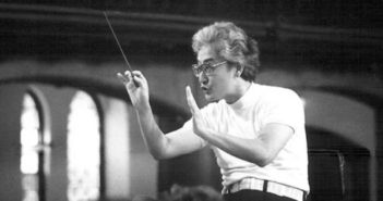 Akiyama conducting the Vancouver Symphony Orchestra