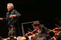 Alexis Hauser conducting the Mcgill Symphony Orchestra